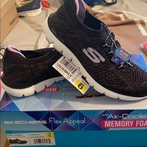 Sketchers ladies bungee slip on shoe